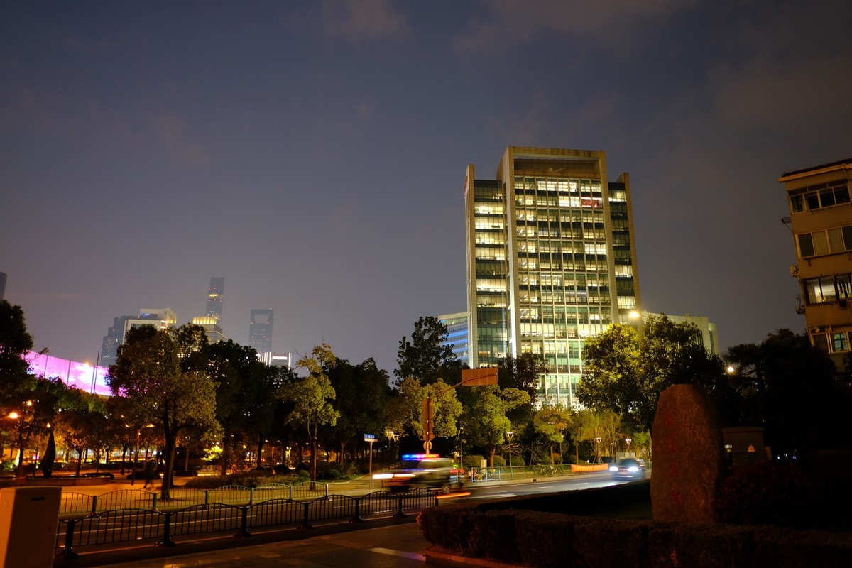 上海街景实拍夜晚图片