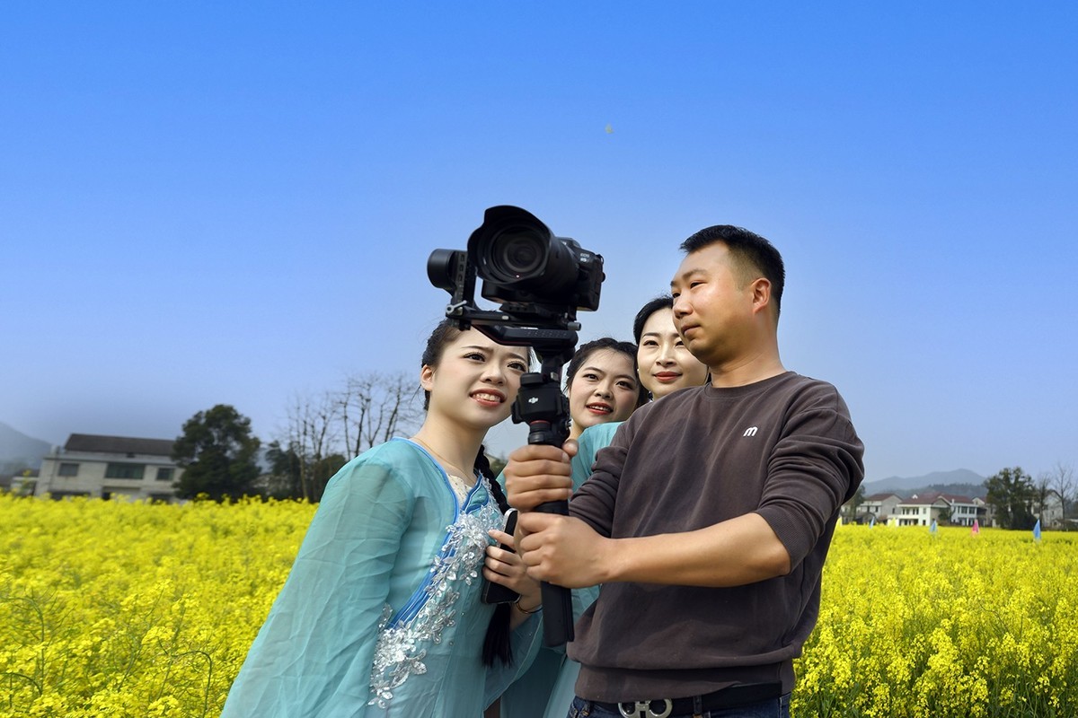 油菜花节景美人更美