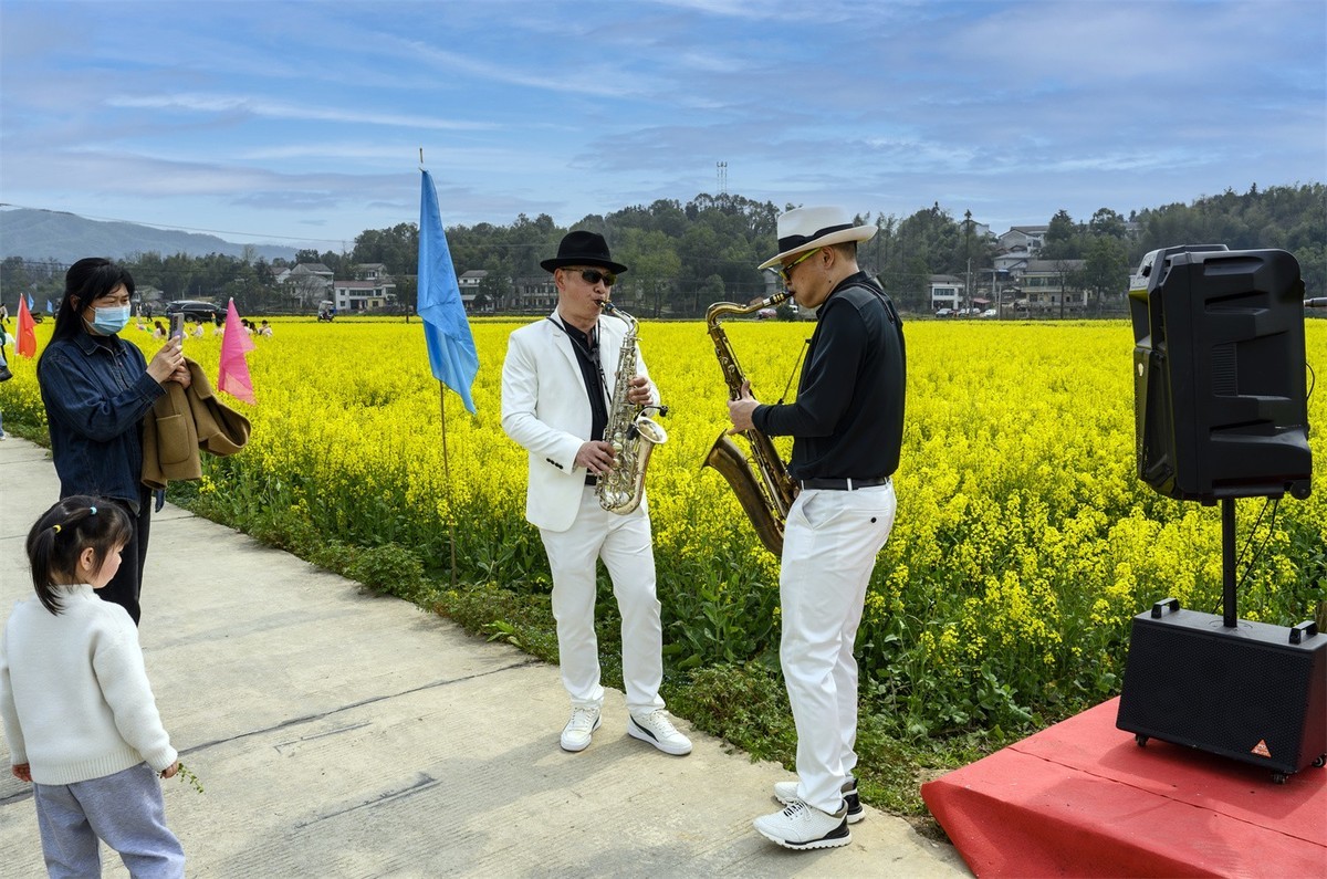 油菜花节景美人更美