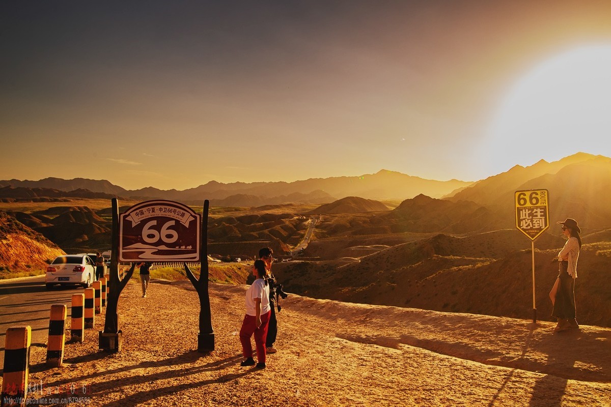 宁夏中卫“66号公路”周边夕照