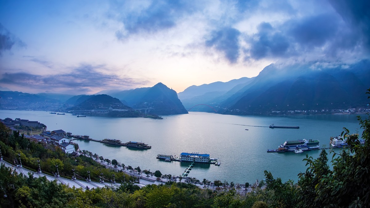 高峡平湖映朝阳