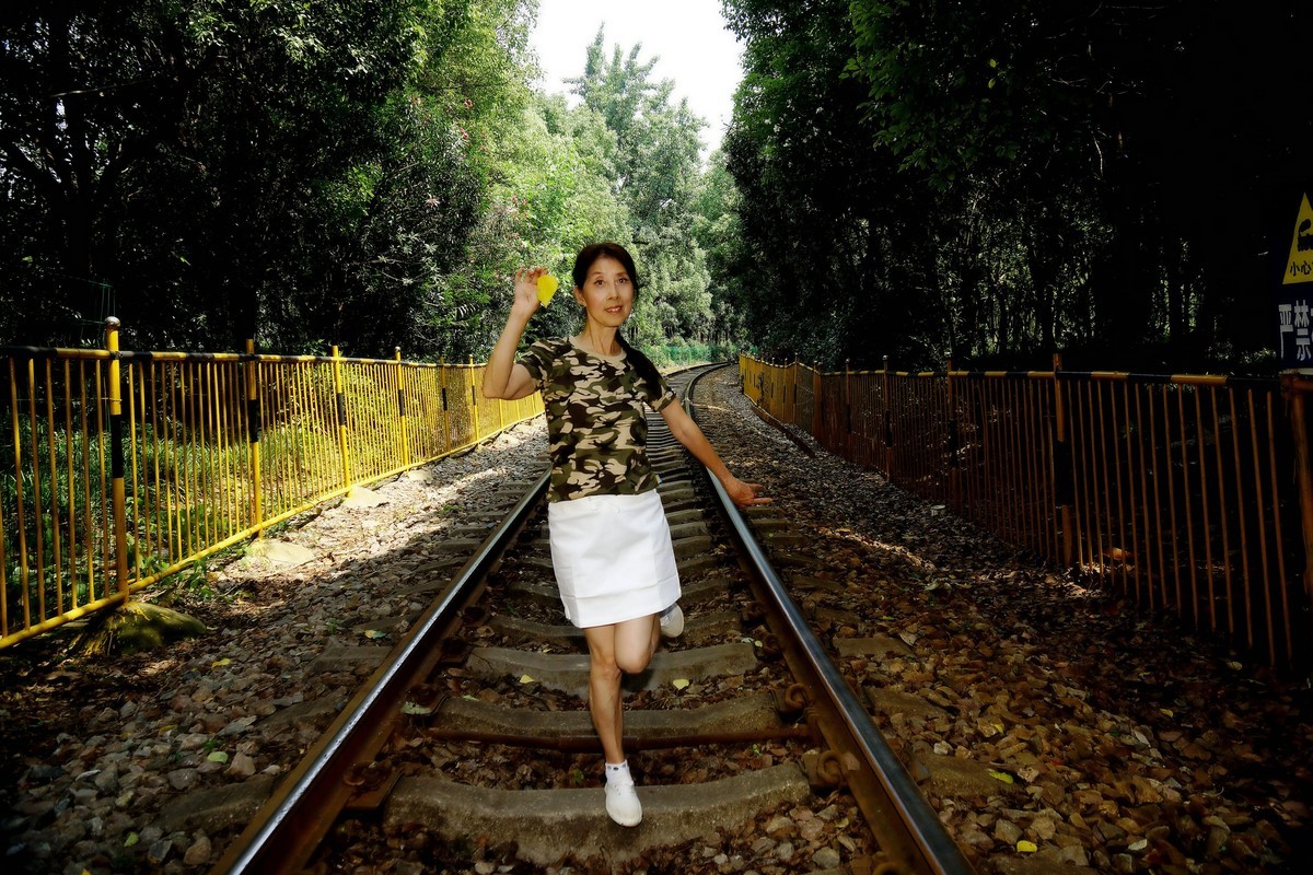 环境人像----铁轨上的“女兵”！
