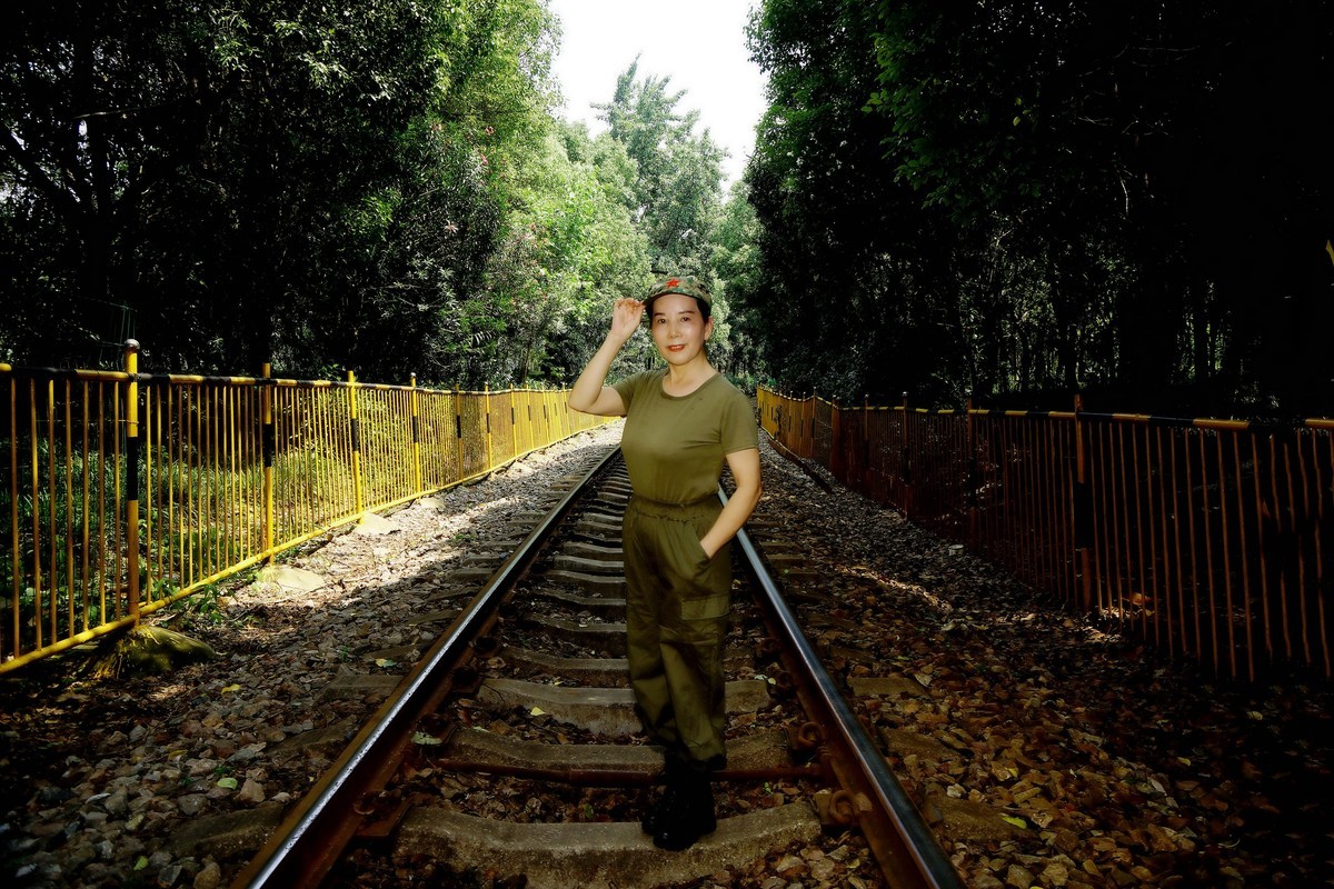 环境人像----铁轨上的“女兵”！