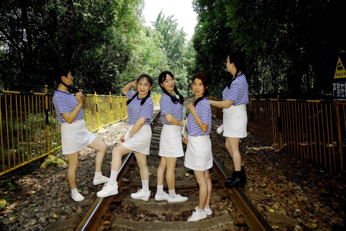 环境人像----铁轨上的“女兵”！