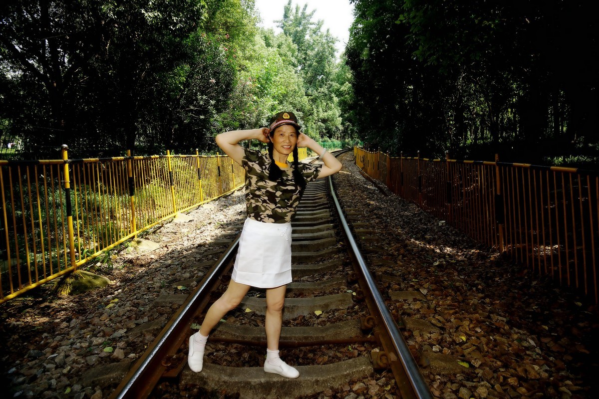 环境人像----铁轨上的“女兵”！
