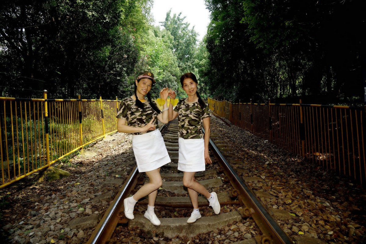 环境人像----铁轨上的“女兵”！