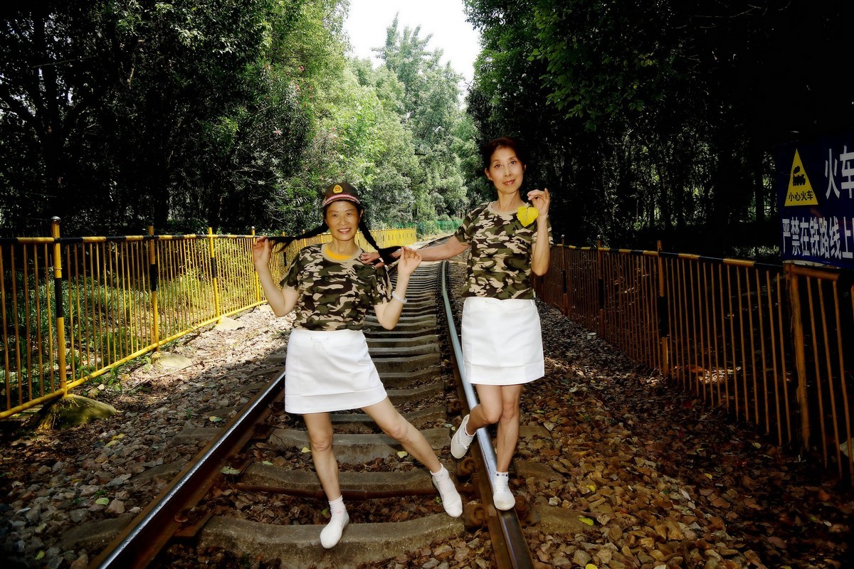 环境人像----铁轨上的“女兵”！