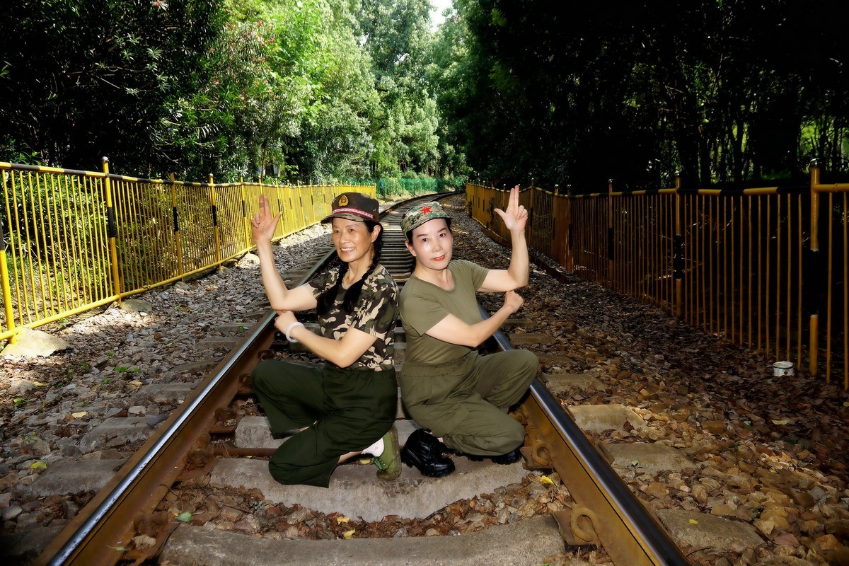 环境人像----铁轨上的“女兵”！