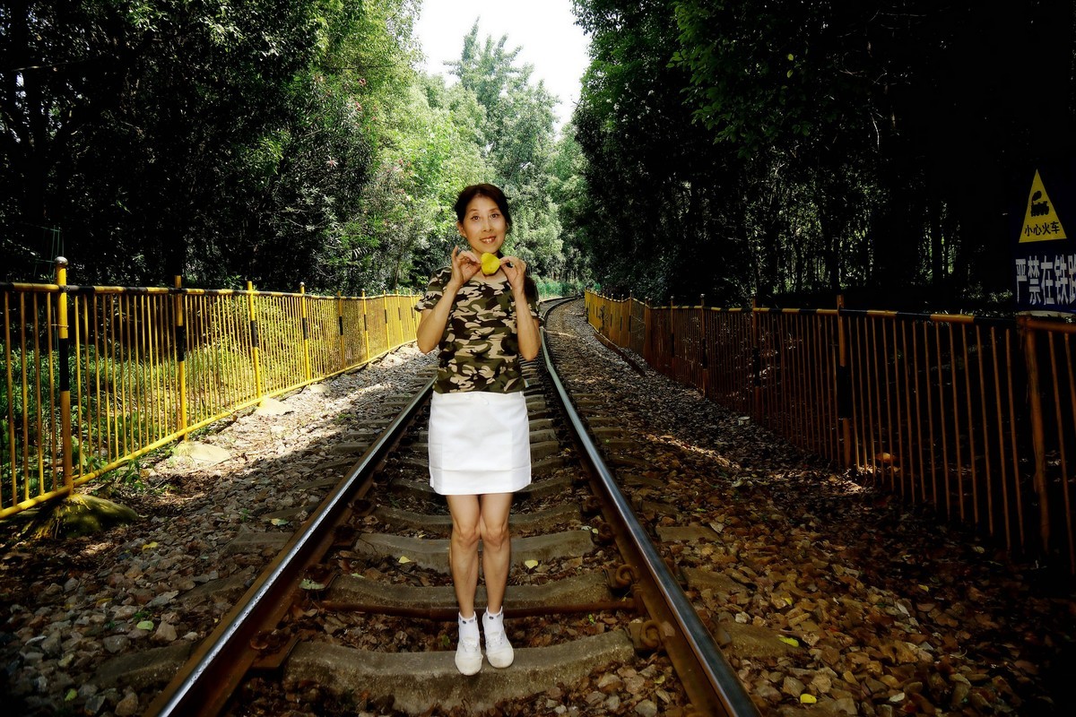 环境人像----铁轨上的“女兵”！