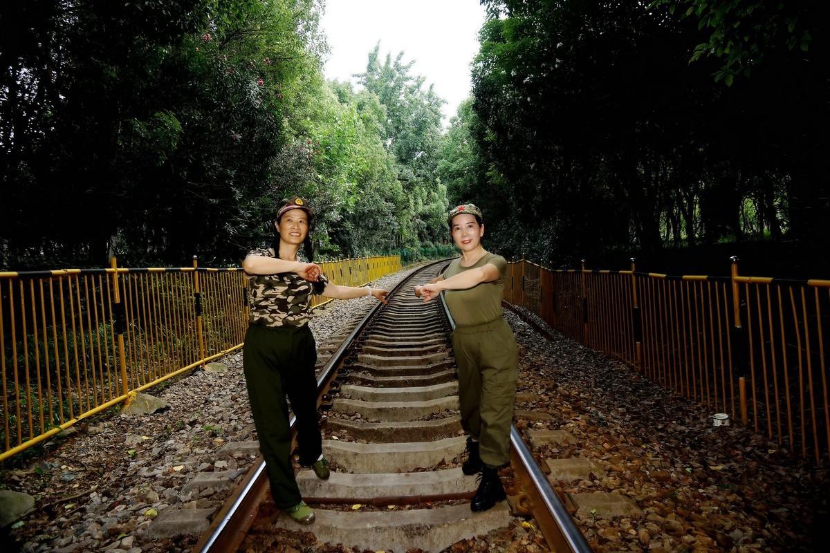 环境人像----铁轨上的“女兵”！