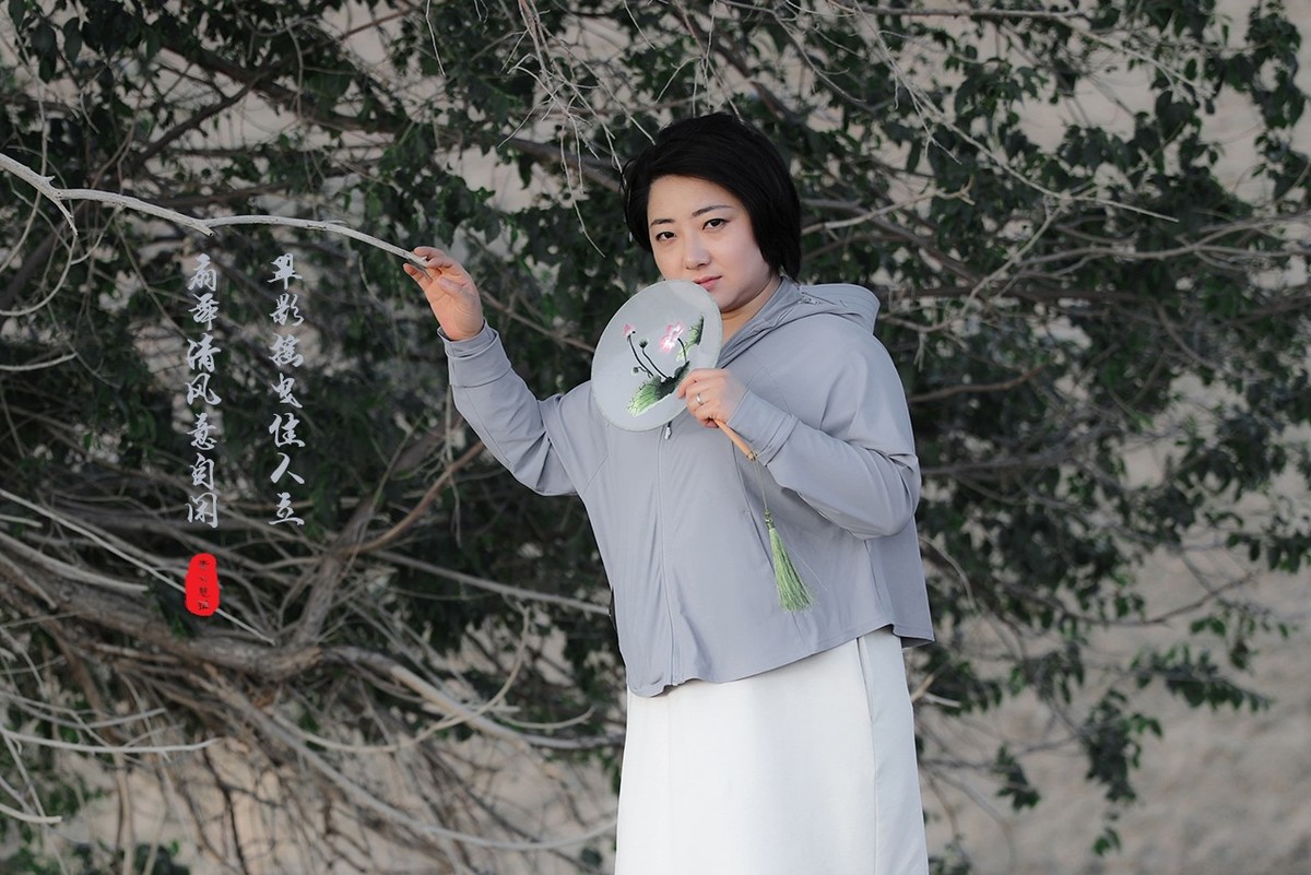 扇舞墨彩佳人图