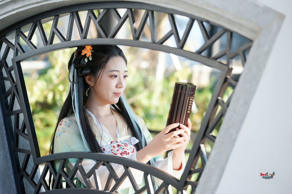 【花窗下可爱少女】---可儿