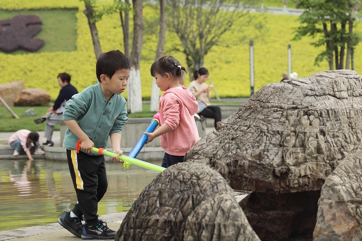 抓拍——公园里玩耍的孩子们