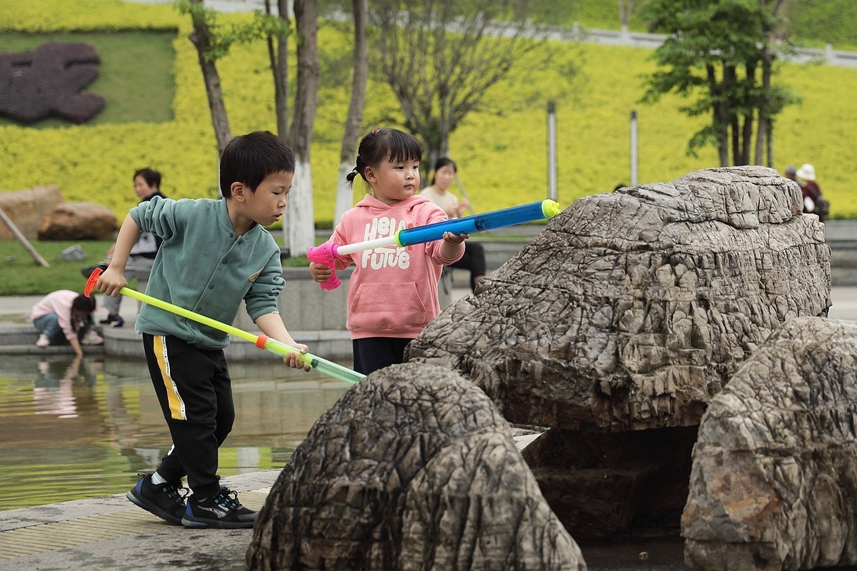 抓拍——公园里玩耍的孩子们