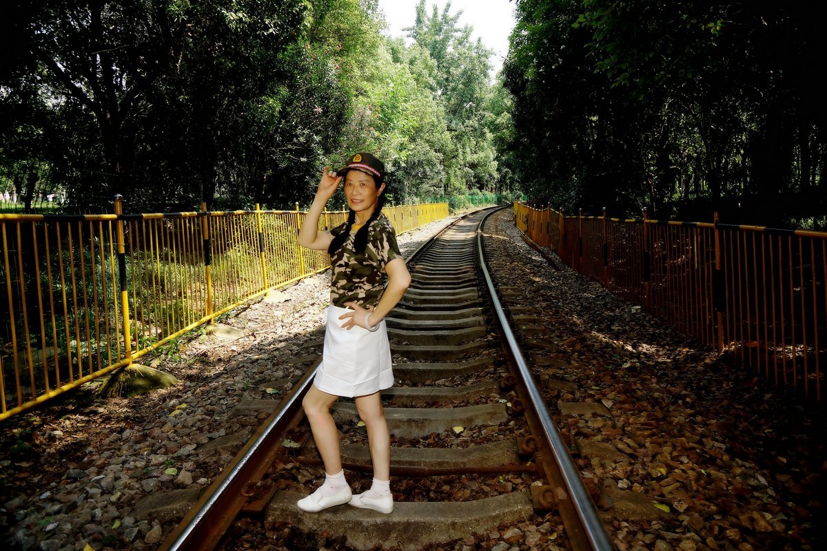 环境人像----铁轨上的“女兵”！