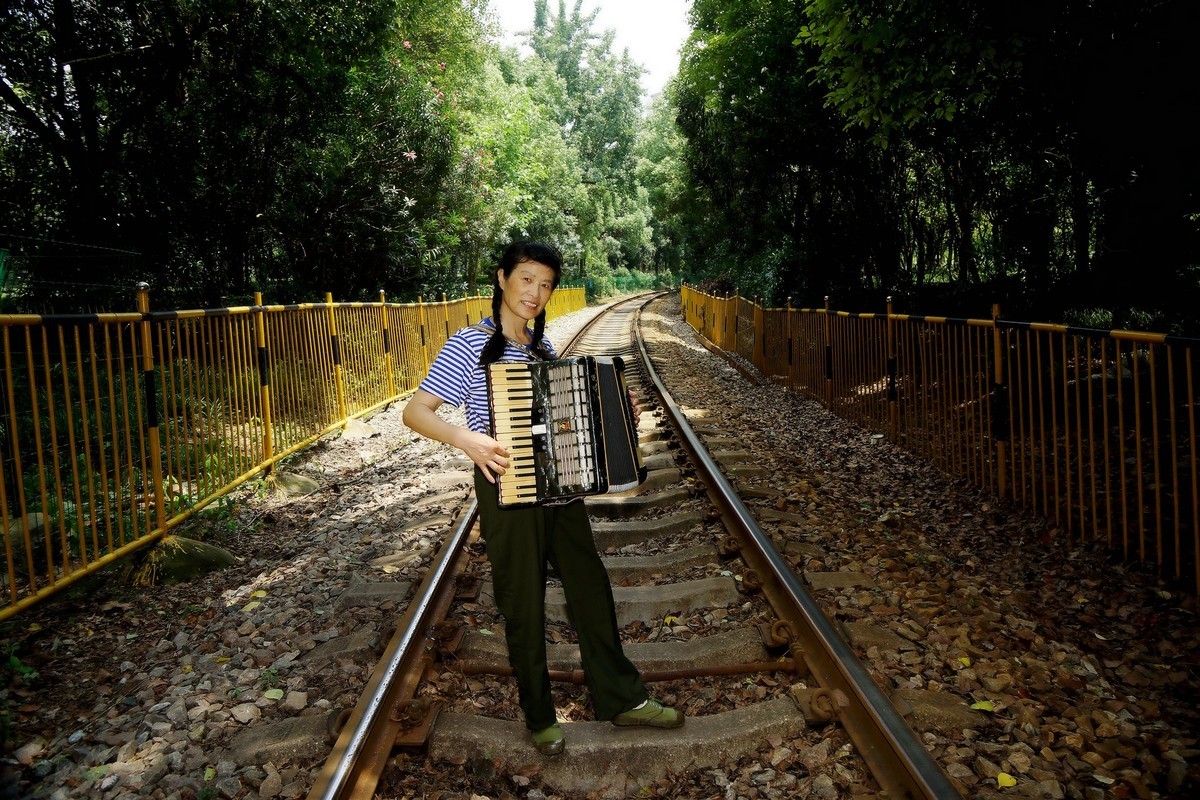 环境人像----铁轨上的“女兵”！