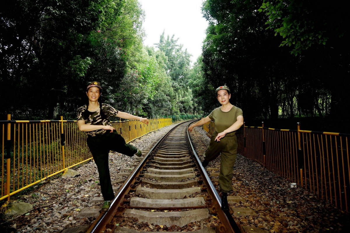 环境人像----铁轨上的“女兵”！