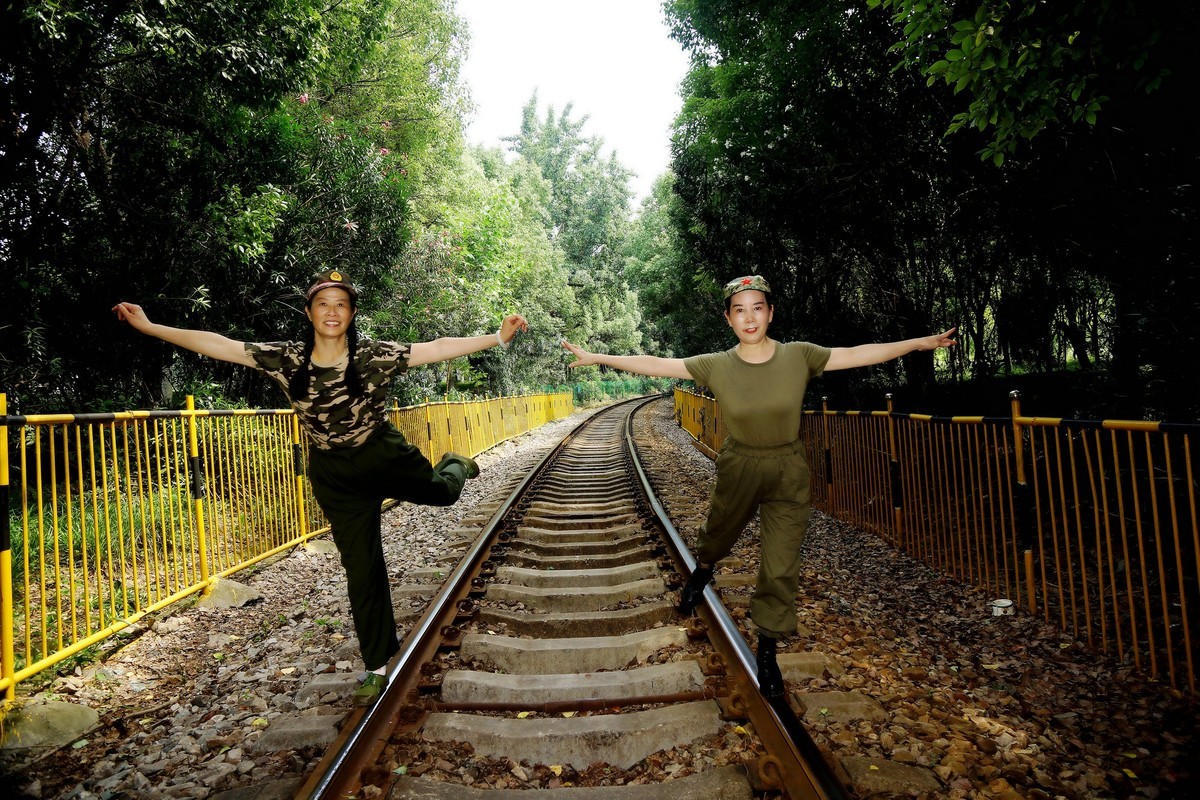 环境人像----铁轨上的“女兵”！