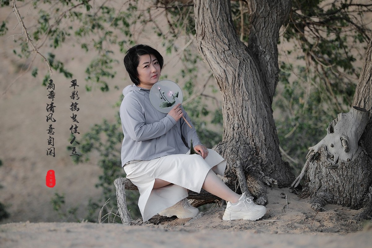 扇舞墨彩佳人图