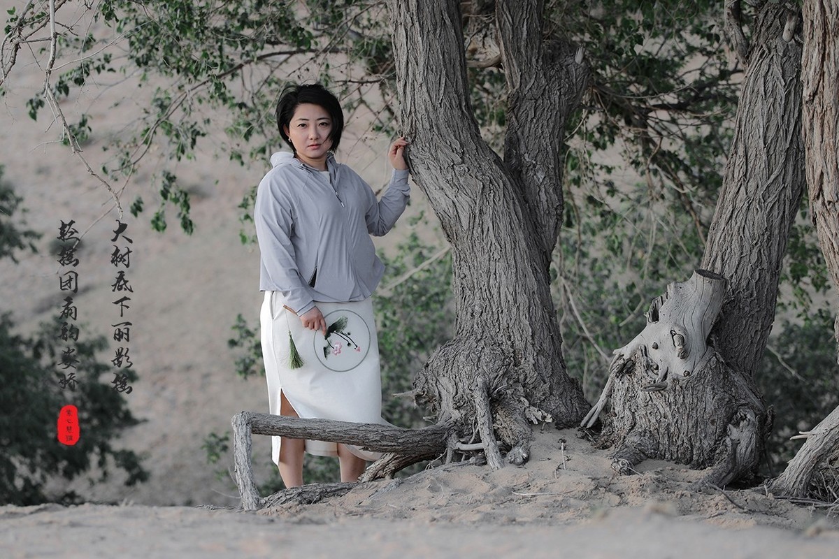 扇舞墨彩佳人图