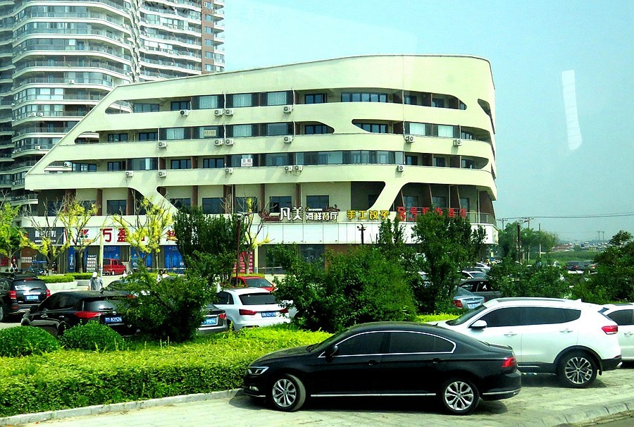 064【不老松：东戴河游纪】东戴诃金沙滩海滨玩夠了！打道回府80后漁家院吃海鲜去喽！