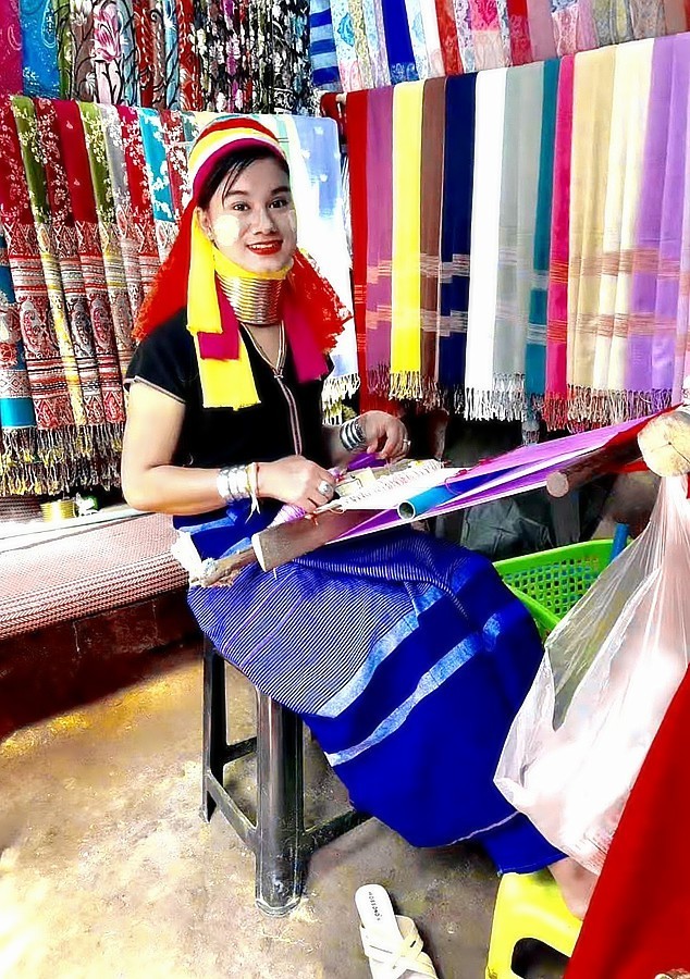 《不老松：中游国旅：异国风情：手机篇》13我们在泰国清迈的长颈族村，看看这脖子有多