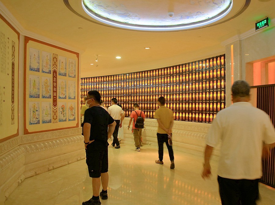 《不老松：忆海南游记》三亚南山园通宝殿前敬香的虔诚人！