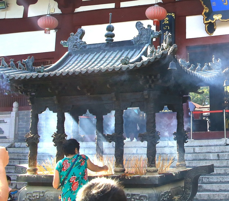 《不老松：忆海南游记》三亚南山园通宝殿前敬香的虔诚人！