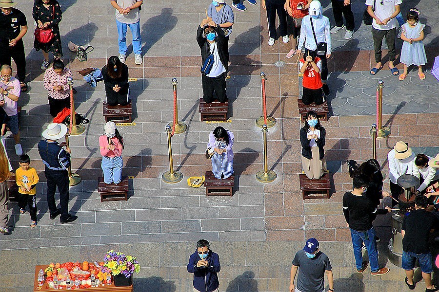 《不老松：忆海南游记》三亚南山园通宝殿前敬香的虔诚人！