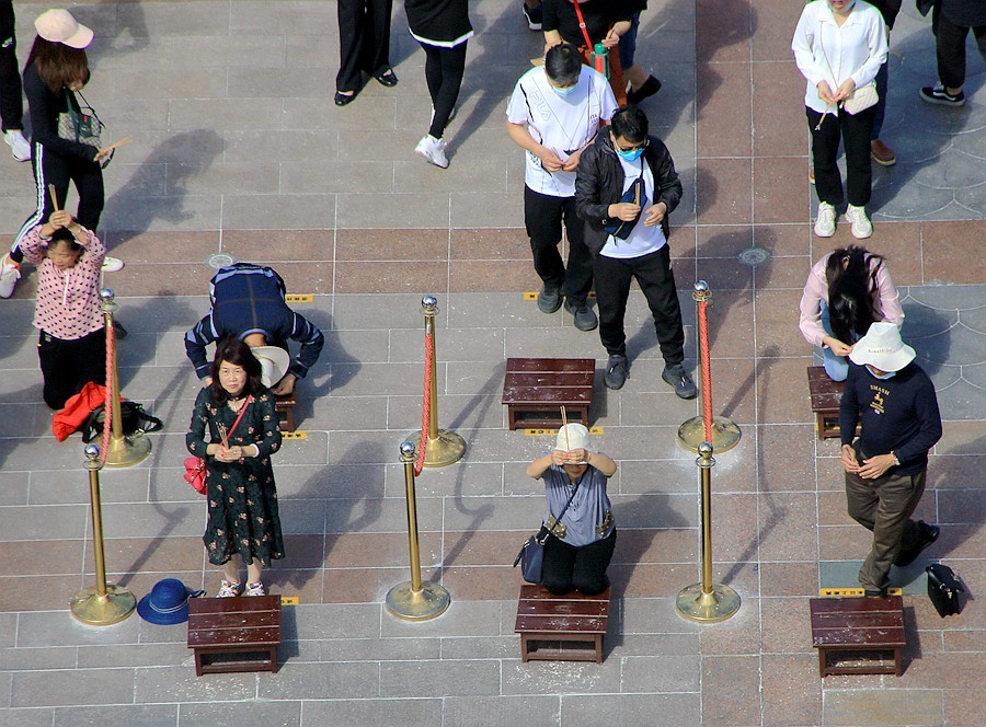 《不老松：忆海南游记》三亚南山园通宝殿前敬香的虔诚人！