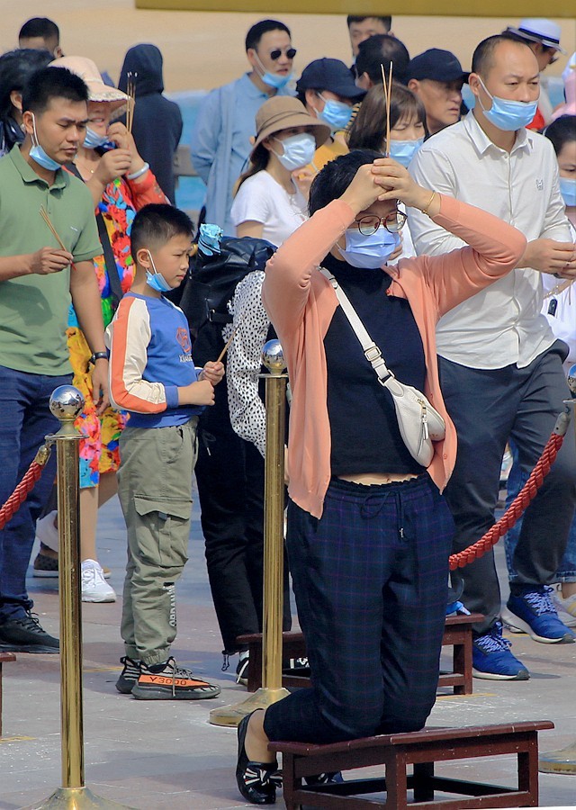 《不老松：忆海南游记》三亚南山园通宝殿前敬香的虔诚人！