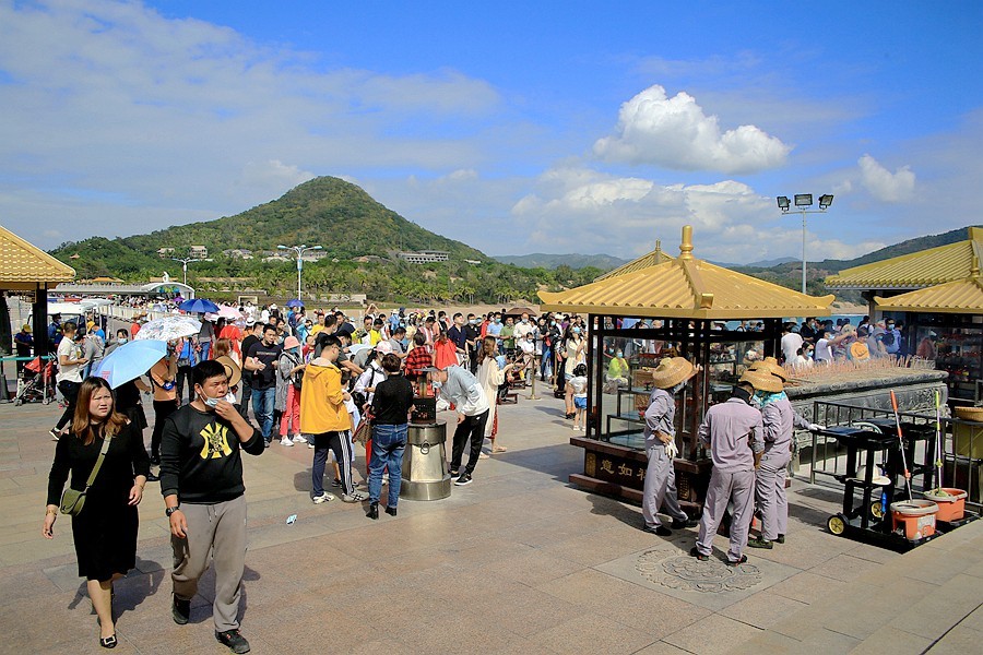 《不老松：忆海南游记》三亚南山园通宝殿前敬香的虔诚人！