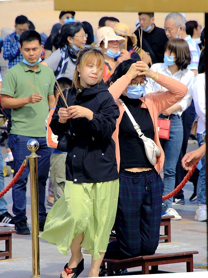 《不老松：忆海南游记》三亚南山园通宝殿前敬香的虔诚人！