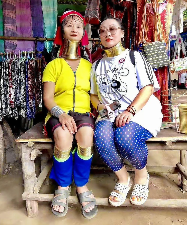 《不老松：中游国旅：异国风情：手机篇》13我们在泰国清迈的长颈族村，看看这脖子有多