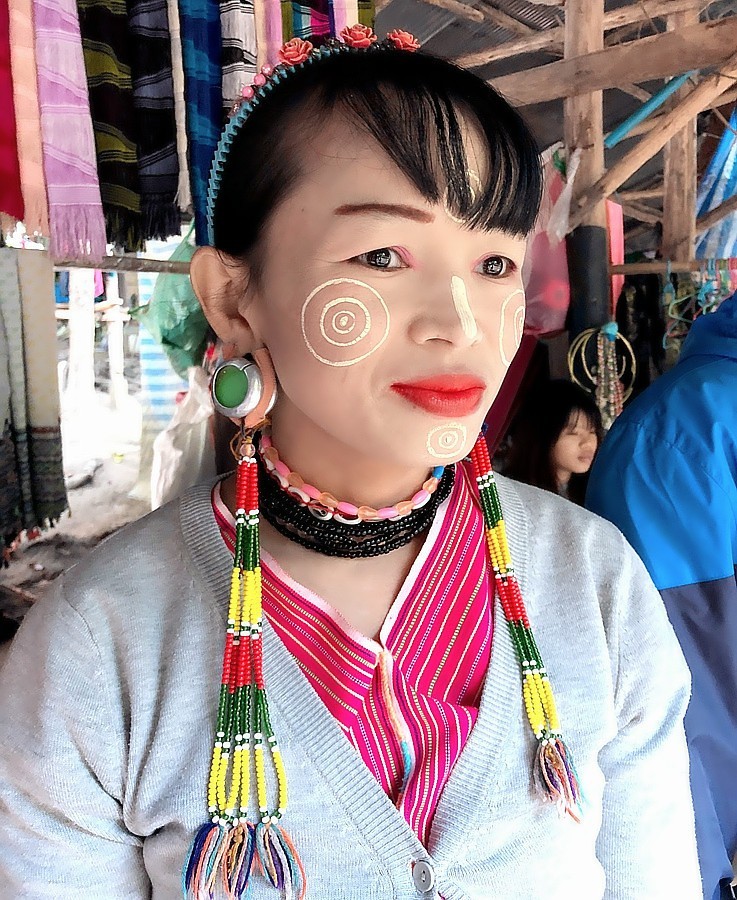 《不老松：中游国旅：异国风情：手机篇》13我们在泰国清迈的长颈族村，看看这脖子有多