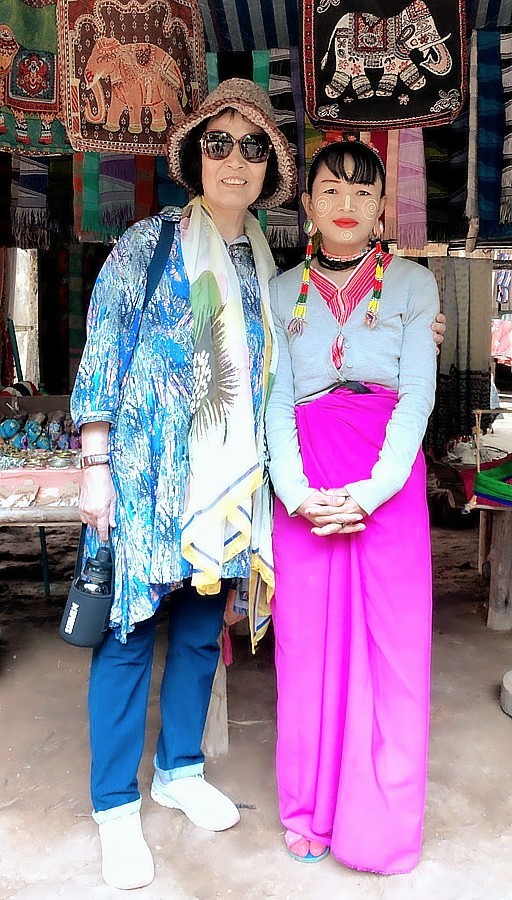 《不老松：中游国旅：异国风情：手机篇》13我们在泰国清迈的长颈族村，看看这脖子有多