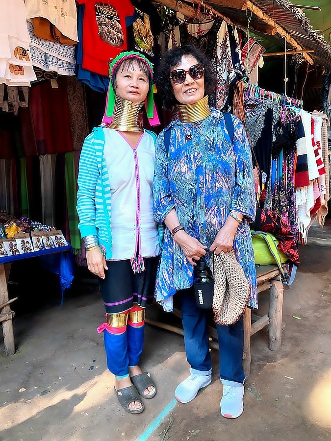 《不老松：中游国旅：异国风情：手机篇》13我们在泰国清迈的长颈族村，看看这脖子有多