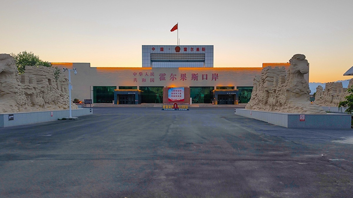 大美新疆骑游随拍——霍尔果斯夜景