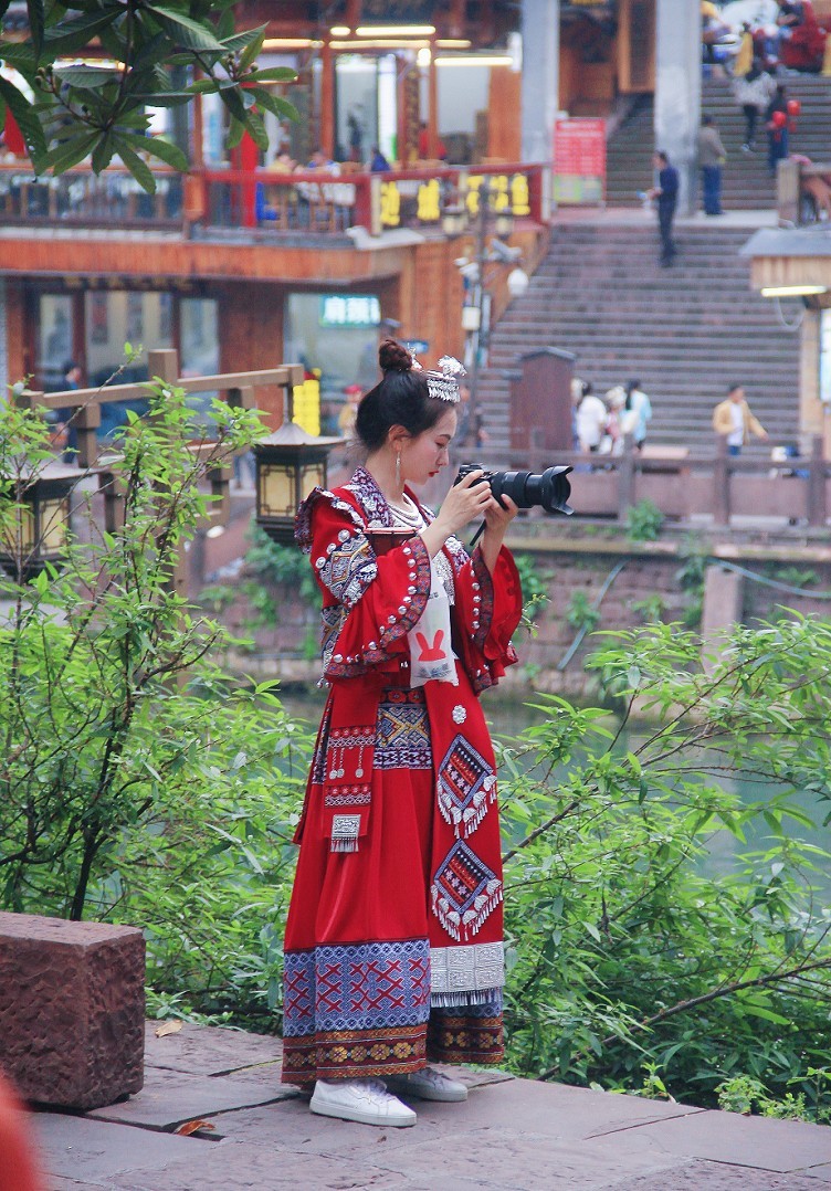 古人晕不会《抓拍美女》就不叫摄影！这是那个古人说的来？这里都不懂历史对吧！