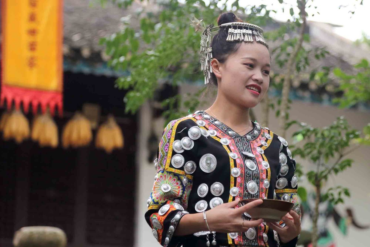 苗家饭店吃个饭