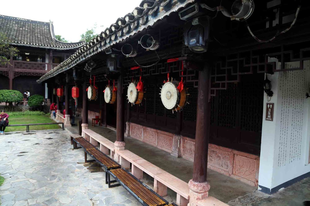 苗家饭店吃个饭