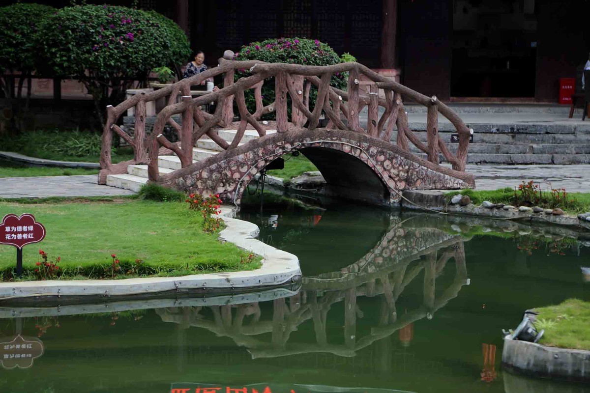 苗家饭店吃个饭