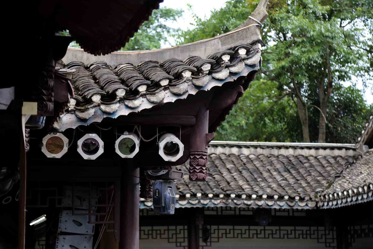 苗家饭店吃个饭