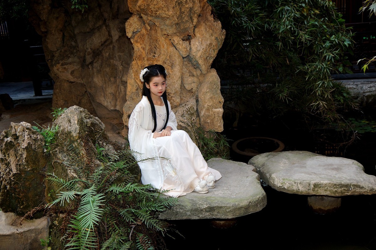 汉口里古装的小美女