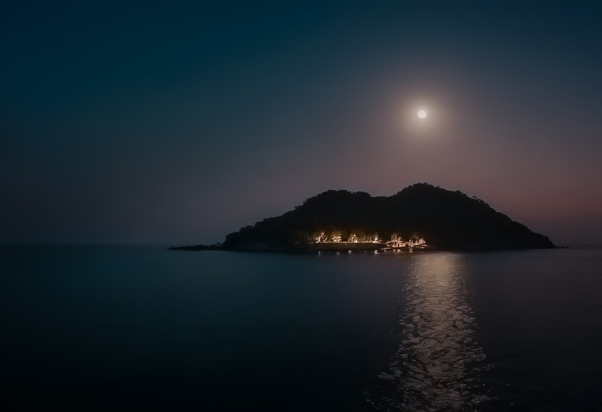 月光下的岛屿,宁静之夜