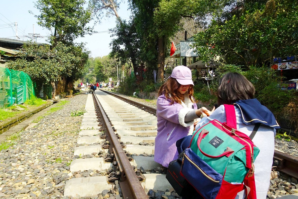你从铁路线上走来