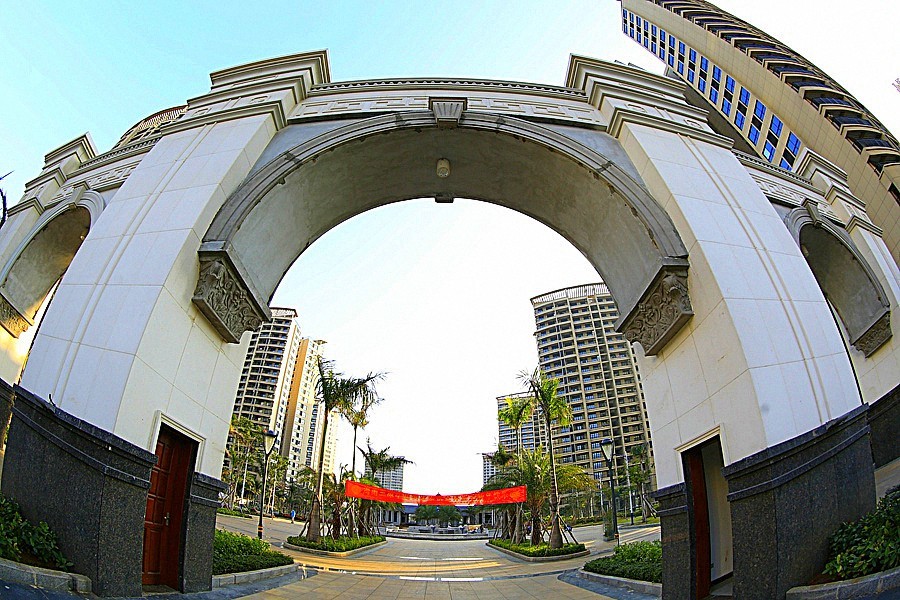 《不老松：忆海南游记》-长島兰湾二期壮观的大门和老朽住的海景楼[10栋]！