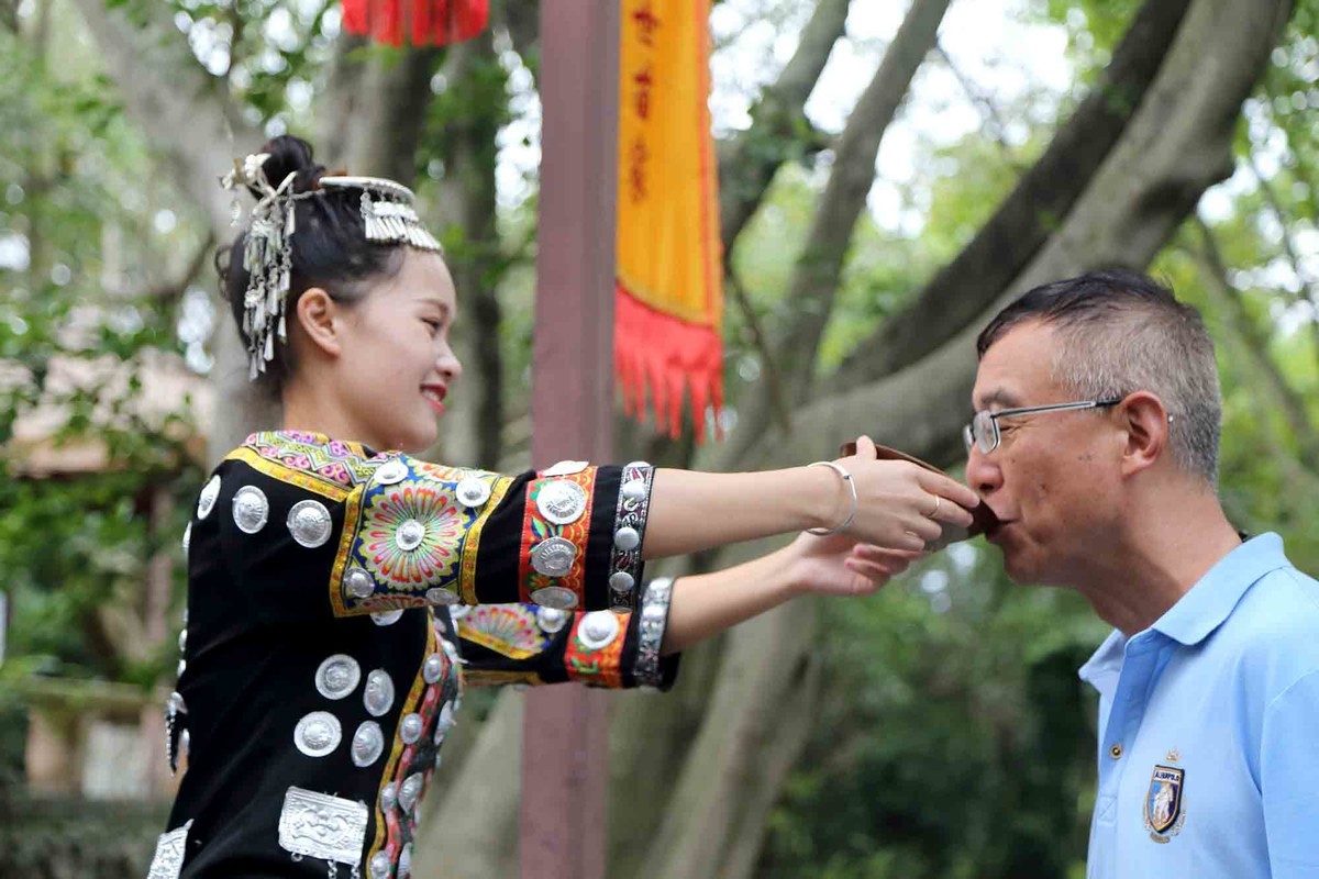 苗家饭店吃个饭
