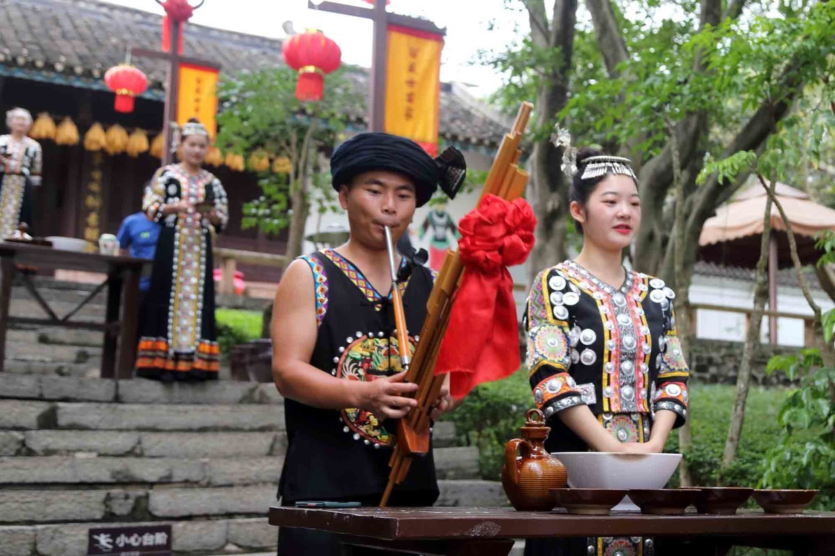 苗家饭店吃个饭