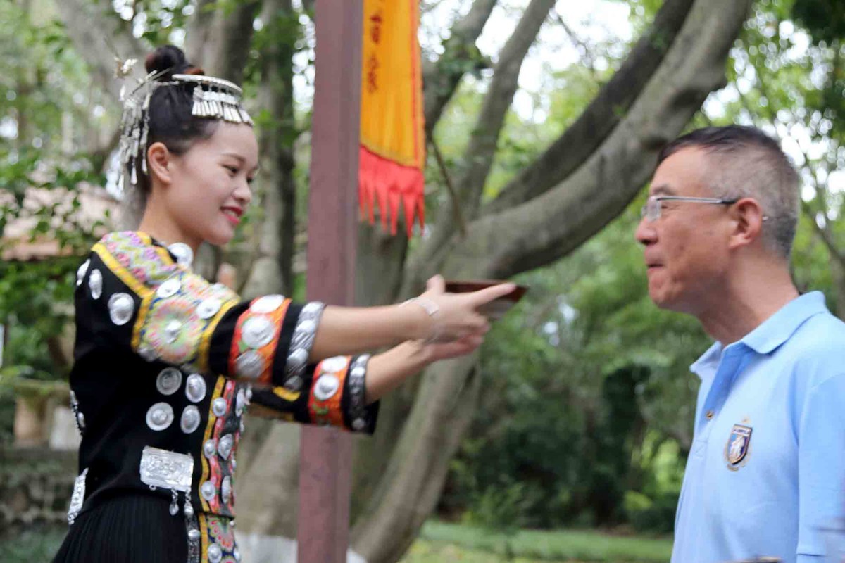 苗家饭店吃个饭